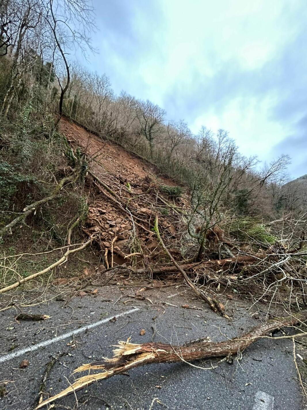 RD618 | Entre Lacourt et Kercabanac un éboulement bloque la route dans les deux sens