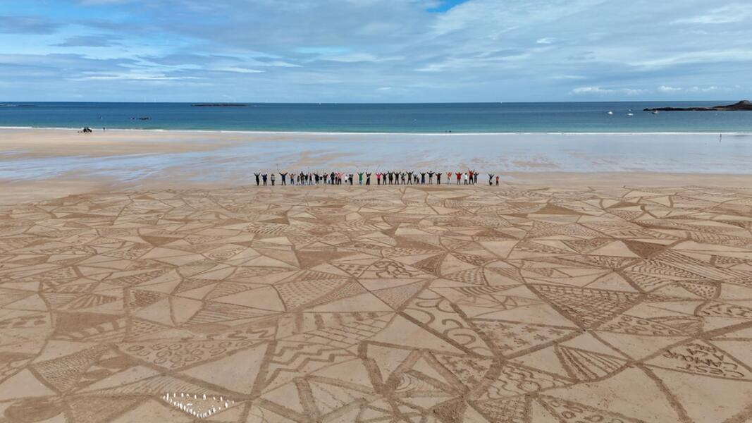 Beach Art participatif : L’Hourloupe de Jean Dubuffet va investir la plage de l’Écluse, avec Jeremi Ca