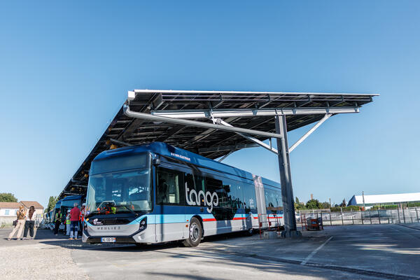 Nîmes Métropole inaugure l'ombrière photovoltaïque au dépôt Tango et déploie ses bus articulés 100 % électriques de 18 mètres